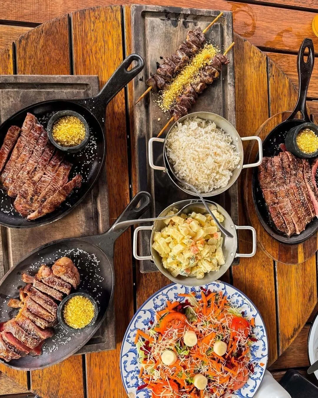 Carnes grelhadas, arroz e salada na Fazendinha